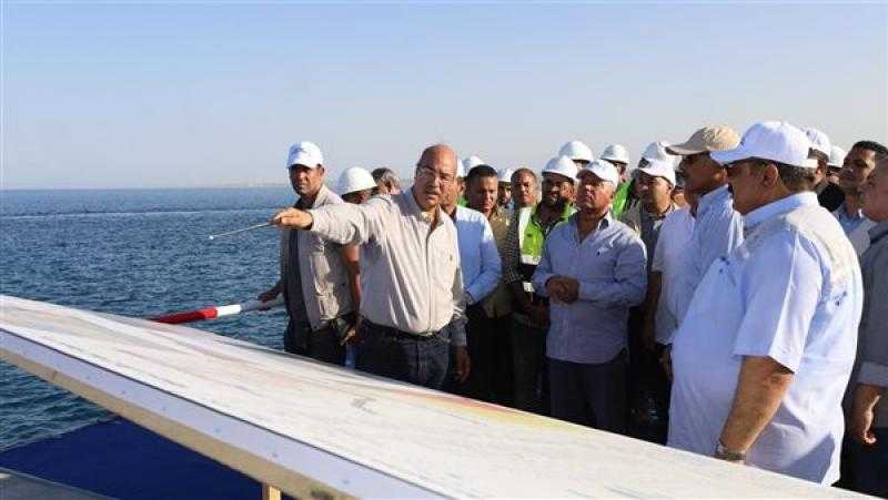 وزير النقل يتفقد المحطة متعددة الأغراض بميناء سفاجا