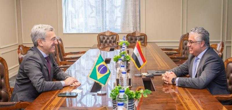 «اقتصادية قناة السويس» تبحث مع سفير البرازيل الاستثمار بالأنشطة الصناعية والوقود الأخضر