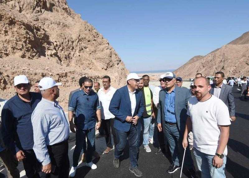 مدبولي يتفقد أعمال تطوير ورفع كفاءة طريق «دهب - نويبع»