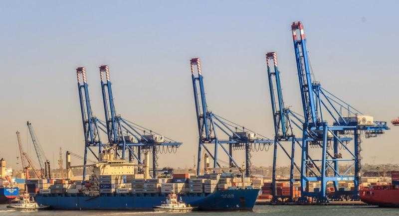 بينها سكر وقمح.. ميناء دمياط يستقبل 62170 طنًا من البضائع