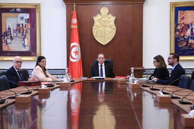 رئيس الحكومة التونسية يجتمع مع وزير المالية ومحافظ البنك المركزي