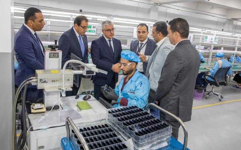 صنع في مصر.. افتتاح أول مصنع لاكسسوارات المحمول القابلة للارتداء بالمنطقة السخنة الصناعية