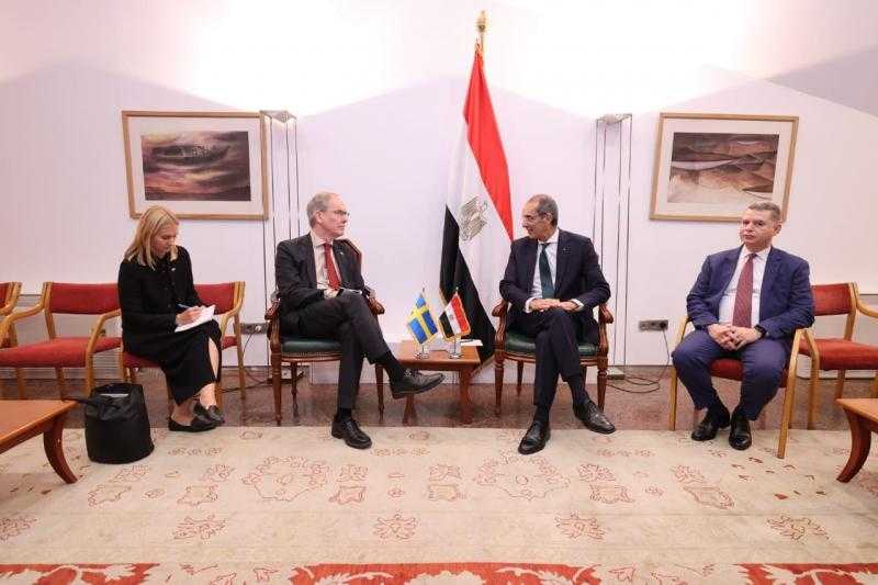 وزير الاتصالات وسفير السويد يبحثان الفرص الاستثمارية المتاحة بالقطاع