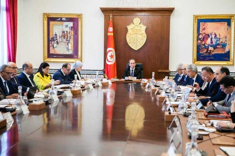 الحكومة التونسية تبحث تعزيز الأداء الاقتصادي