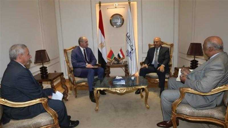 وزير النقل يبحث مع سفير بيلاروسيا إنشاء مصنع للأتوبيسات الكهربائية في برج العرب
