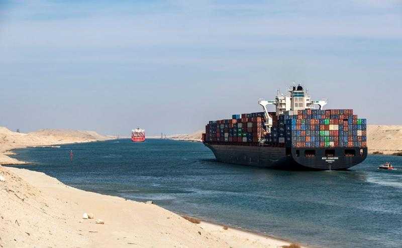 الدفع بأربعة قاطرات لقطر سفينة حاويات تعطلت بقناة السويس