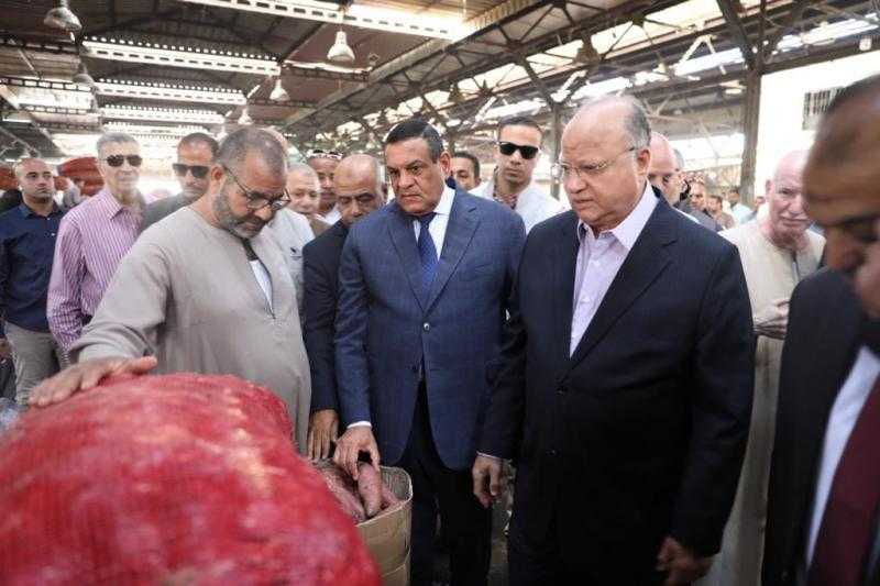 وزير التنمية ومحافظ القاهرة يتفقدان سوق العبور لمتابعة توافر الخضراوات والفاكهة والالتزام بالأسعار