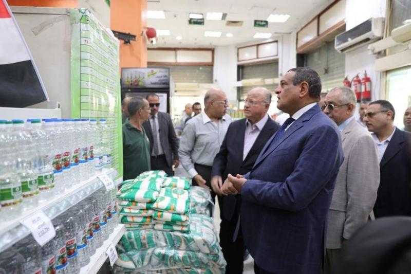 وزير التنمية ومحافظ القاهرة يتفقدان عددا من منافذ بيع السلع الغذائية بالعاصمة