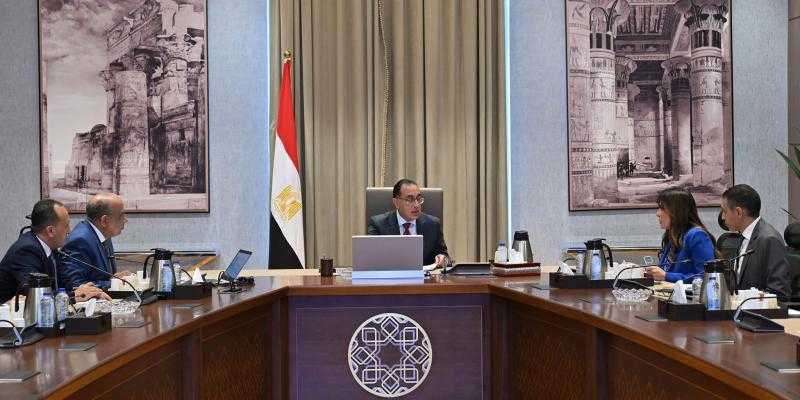 وزير قطاع الأعمال يستعرض عددًا من المشروعات الجديدة لتعظيم عوائد الأصول
