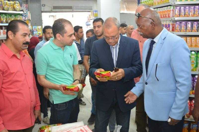 محافظ القليوبية يتفقد منافذ تجارية لمتابعة مبادرة تخفيض أسعار السلع بمدينة الخانكة