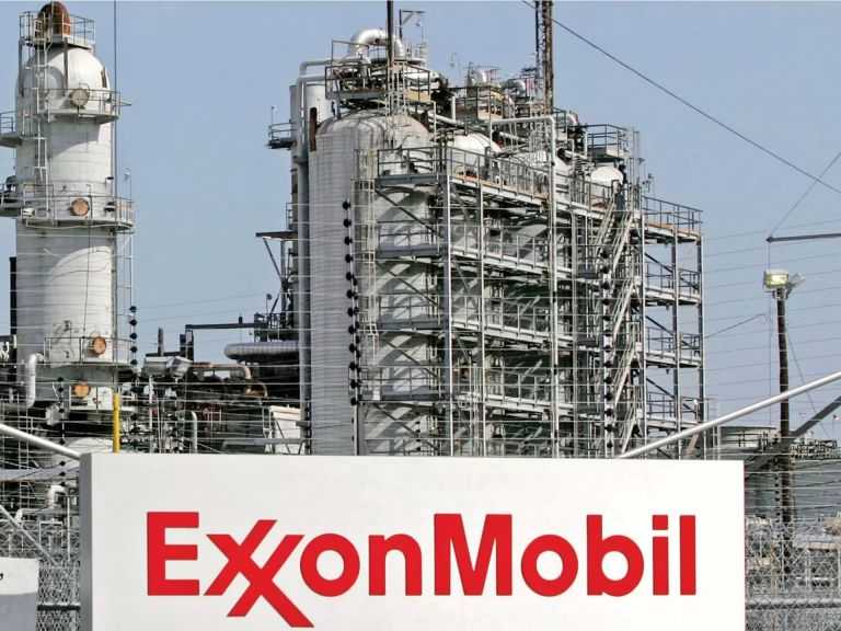 انخفاض أرباح وإيرادات إكسون موبيل مع تراجع أسعار النفط