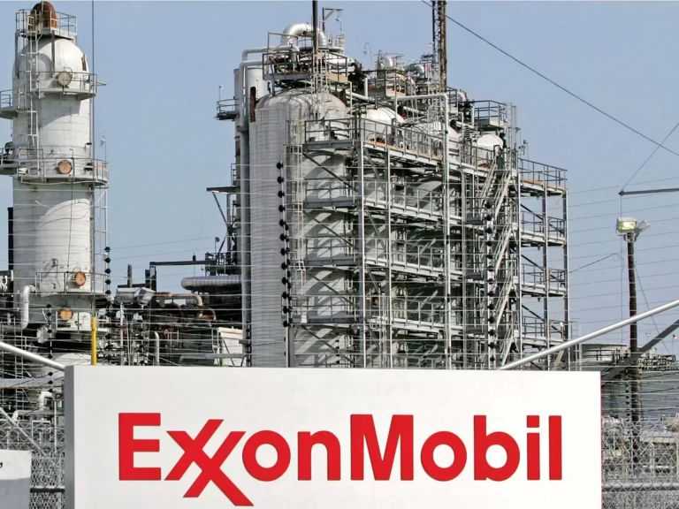 إكسون موبيل تنضم إلى شيفرون لبحث الاستحواذ على أصول لوك أويل العالمية