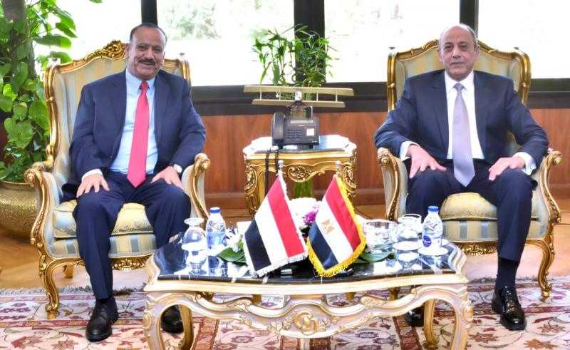 وزير الطيران المدني يلتقي بوزير النقل اليمني لتعزيز العلاقات بين البلدين