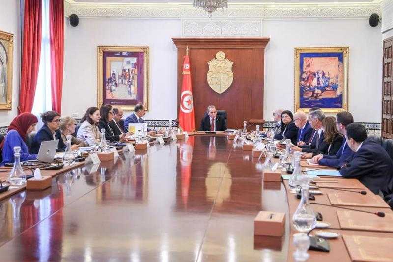 رئيس الحكومة التونسية يشكل لجنة لاسترجاع دور البنوك في دعم الاقتصاد