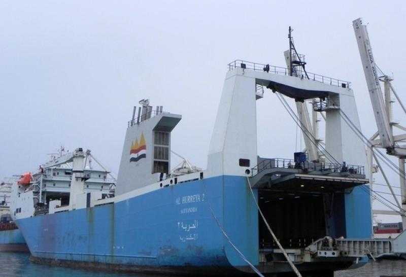 وصول 621 سيارة بوزن 1242 طنًا عبر ميناء بورتوفيق