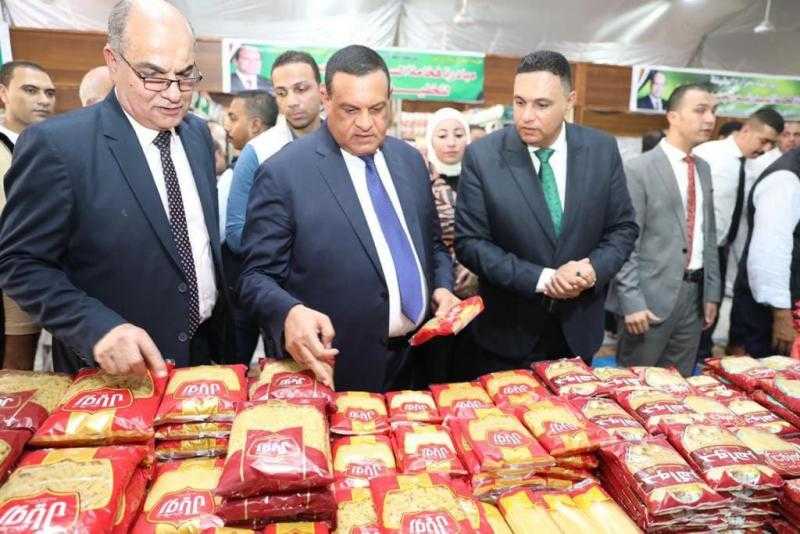 وزير التنمية المحلية يتفقد معرض بيع السلع الغذائية المخفضة بالدقهلية