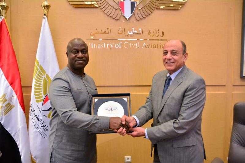مصر وسيراليون يبحثان التعاون في مجال النقل الجوي