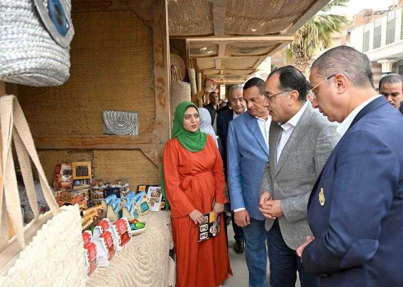 مدبولي يتفقد معرض «أيادي مصر» أثناء زيارته لمحافظة الفيوم