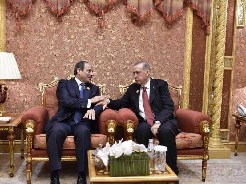 رئيسا مصر وتركيا يبحثان تعزيز العلاقات الثنائية في مختلف المجالات