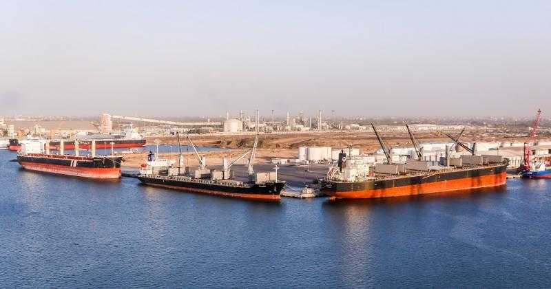 بينها زيت وقمح.. ميناء دمياط يستقبل 50033 طنًا  من البضائع