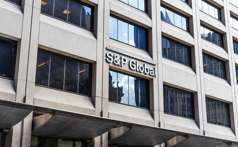 ”S&P” تتوقع أداءً قويًا للبنوك الإماراتية خلال 2025 بفضل نمو الناتج المحلي