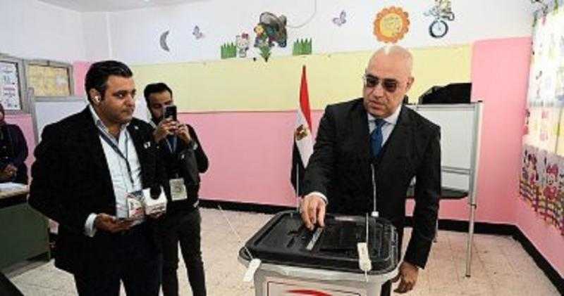 وزير الإسكان يُدلي بصوته فى الانتخابات الرئاسية بمدرسة فاطمة عنان الإعدادية