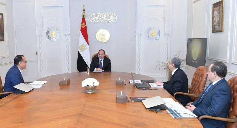 الرئيس السيسي يطلع على جهود الحكومة لتنفيذ الاستراتيجية الوطنية للهيدروجين الأخضر