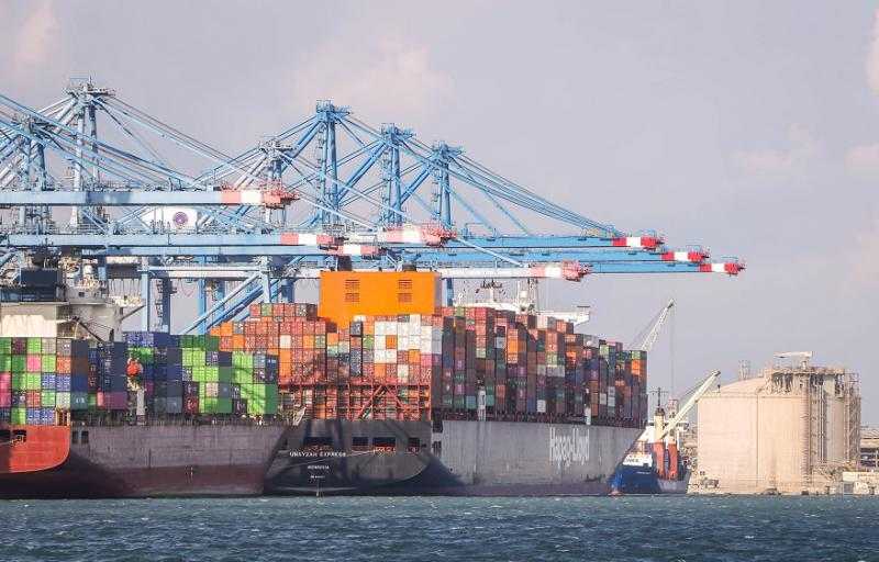 بينها ذرة وقمح.. ميناء دمياط يستقبل 27629 طنًا من البضائع