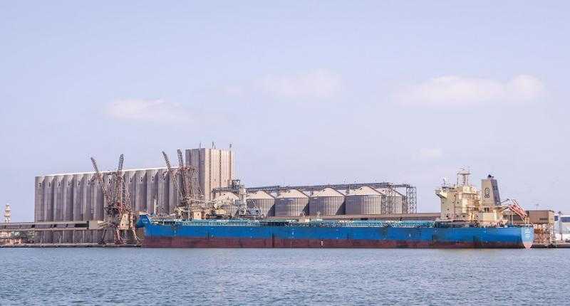 تضم زيت وقمح.. ميناء دمياط يستقبل 75166 طنًا من البضائع
