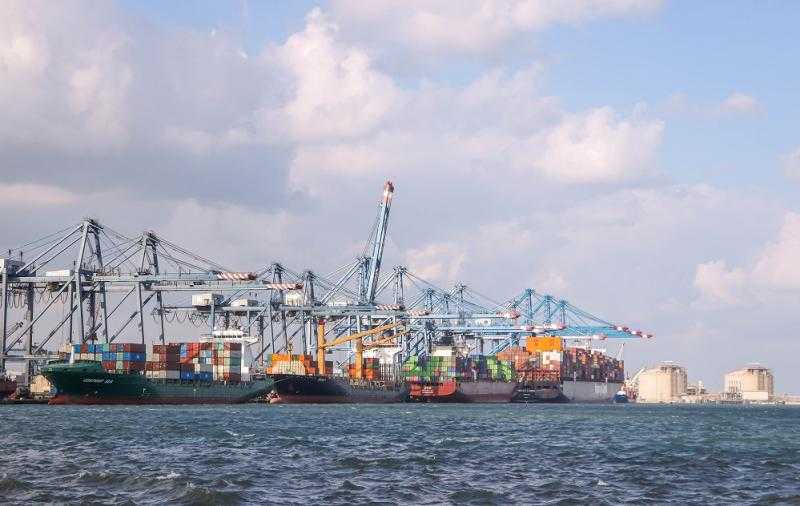 تضم سكر وقمح.. ميناء دمياط يستقبل 39906 أطنان من البضائع