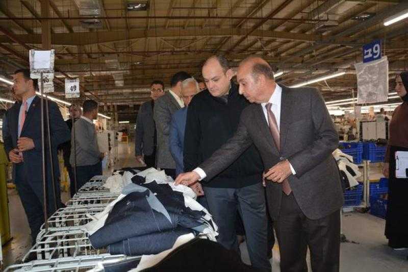 وزير التجارة والصناعة يقوم بجولة تفقدية بالمنطقة الصناعية بالعبور