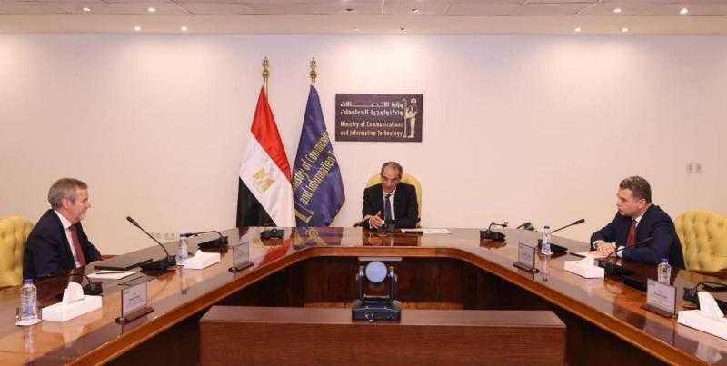 وزير الاتصالات يبحث خطط توسع شركة فودافون للحلول الذكية في مصر