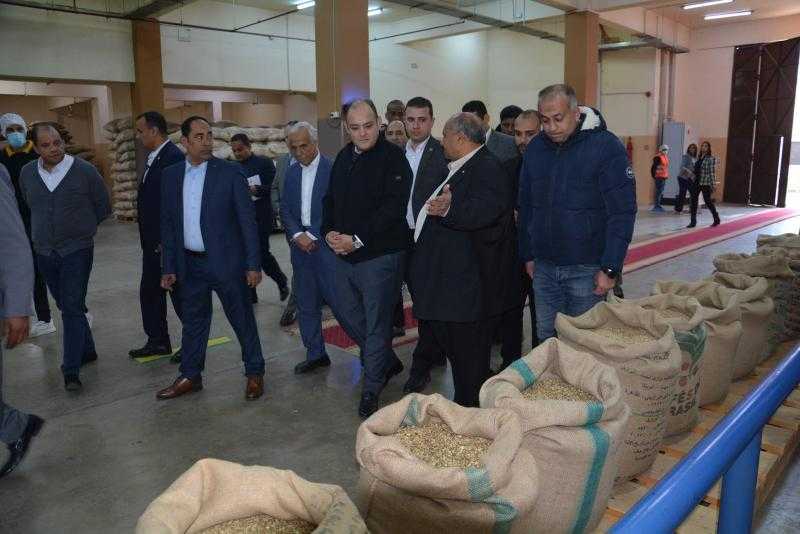 وزير الصناعة يختتم جولته التفقدية بالمنطقة الصناعية في مدينة العبور| صور