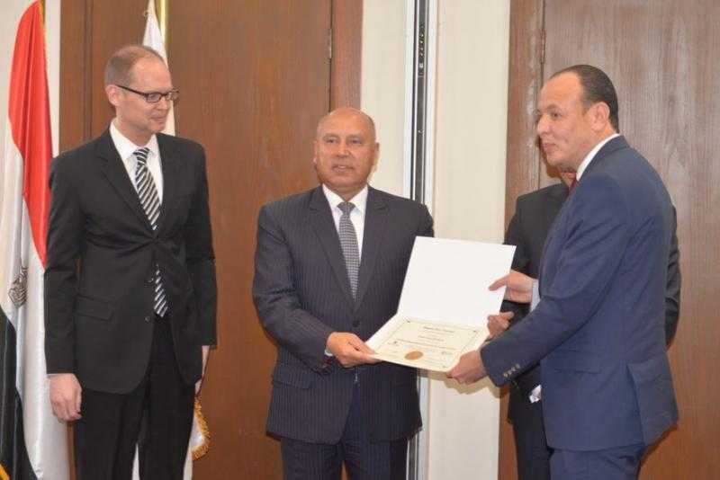 «الوزير» يسلم شهادات المدرب الدولي المحترف للعاملين بـ«القابضة للنقل البحري والبري»
