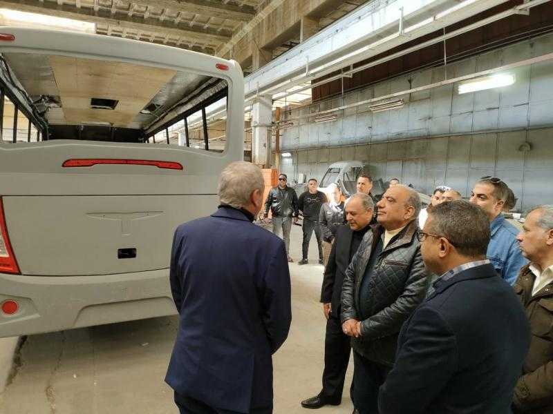 وزير قطاع الأعمال يتفقد مصنعي النصر لصناعة المواسير والسيارات