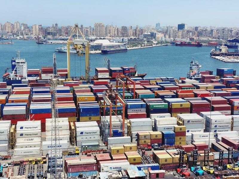 تداول 4333 حاوية و209 آلاف طن بضائع عامة بميناء الإسكندرية