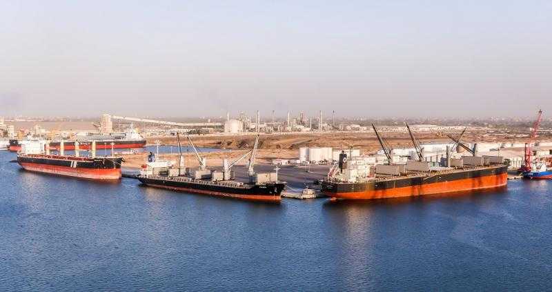 «ذرة وقمح وفول» أبرزهم.. ميناء دمياط يستقبل 58443 طن بضائع عامة