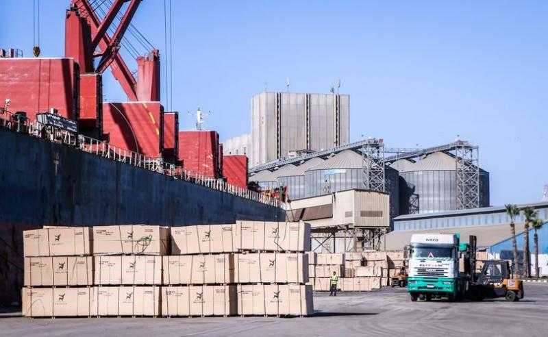 تضم حديد وقمح.. ميناء دمياط يستقبل 49568 طنًا من البضائع