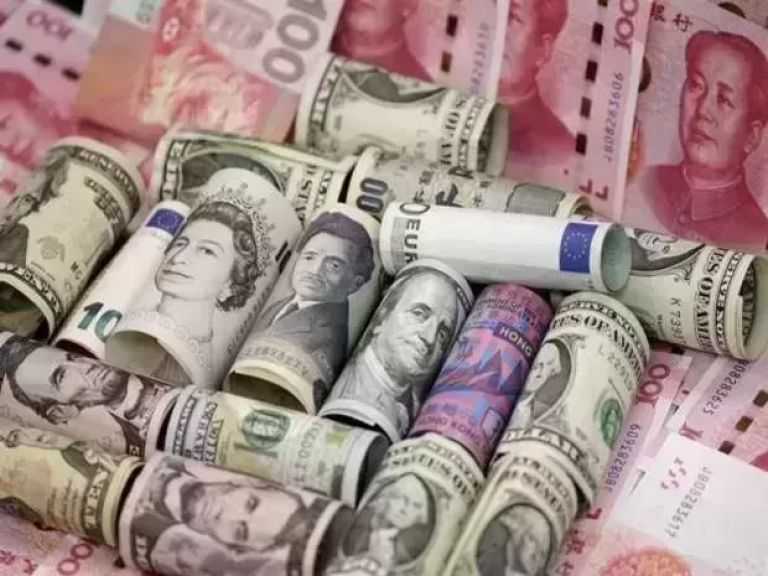 تراجع أسعار العملات بختام تعاملات الإثنين.. بكام اليورو النهاردة؟