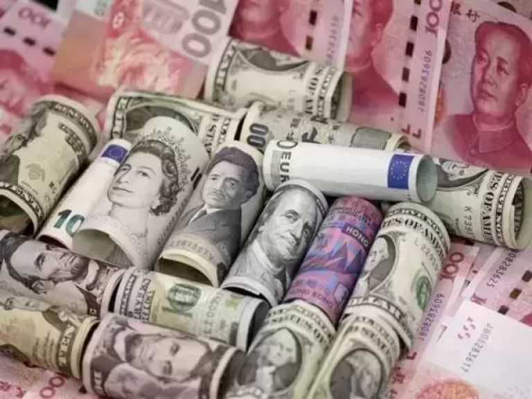 تراجع أسعار العملات بختام تعاملات الأربعاء.. الدينار الكويتي بكام