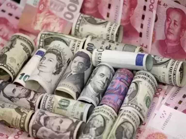 تراجع أسعار العملات بختام تعاملات الثلاثاء.. الدينار الكويتي بكام