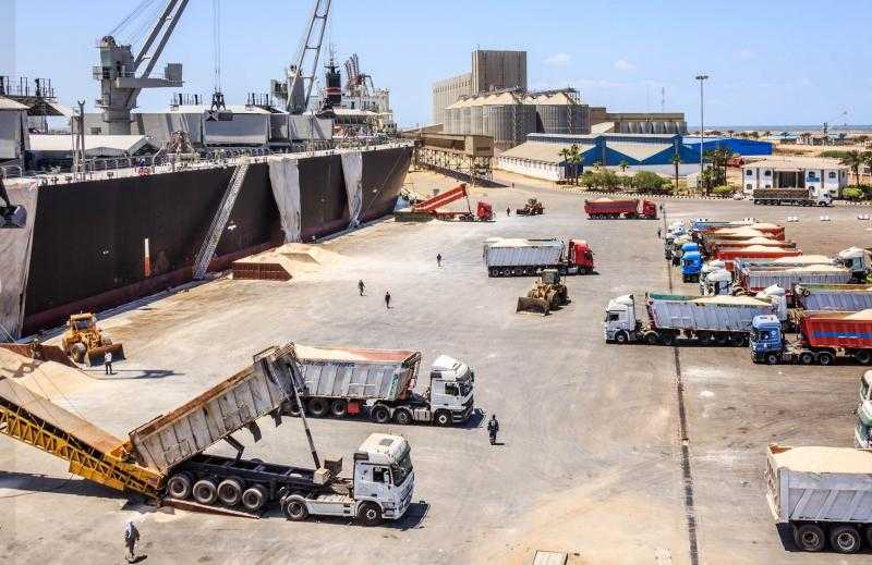 تضم قمح وزيت.. ميناء دمياط يستقبل 45348 طنًا من البضائع