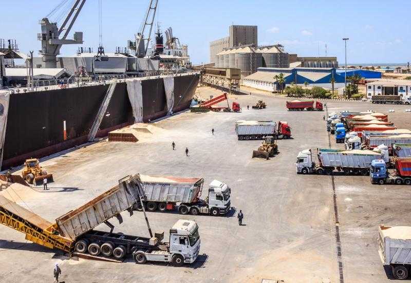 تضم زيت وحديد.. ميناء دمياط يستقبل 54271 طنًا من البضائع