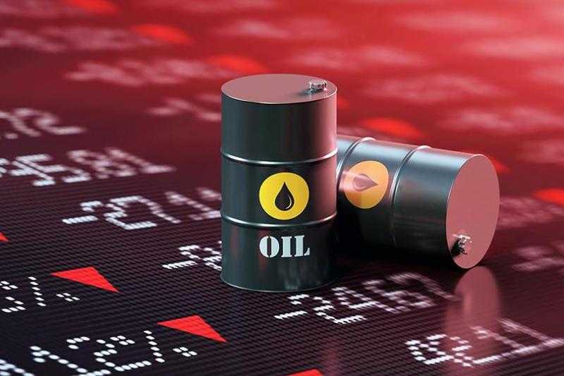 أسعار النفط تتراجع عند التسوية لكنها تحقق مكاسب أسبوعية 4%