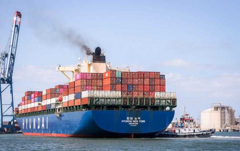 تضم سكر وذرة.. ميناء دمياط تستقبل 57110 أطنان من البضائع