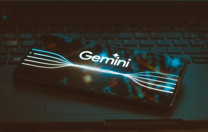 أبل تجري محادثات مع جوجل لدمج خدمة Gemini في هواتف آيفون