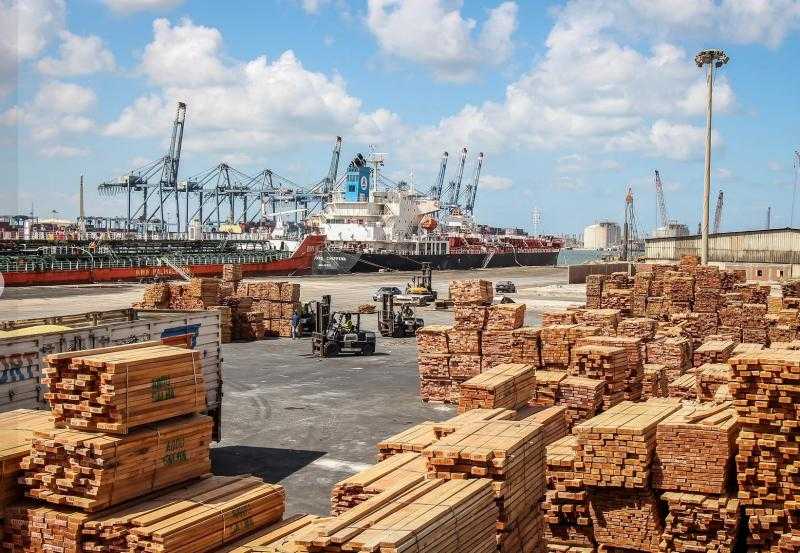 تضم سكر وذرة.. ميناء دمياط يستقبل 51671 طنًا من البضائع