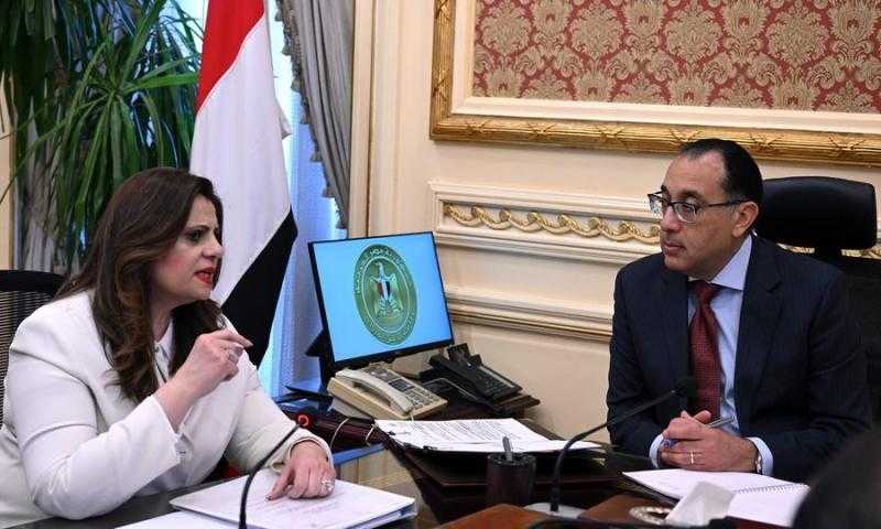 «مدبولي» يتابع تطوير أول تطبيق إلكتروني للمصريين بالخارج يضم المحفزات الاستثمارية مع وزيرة الهجرة