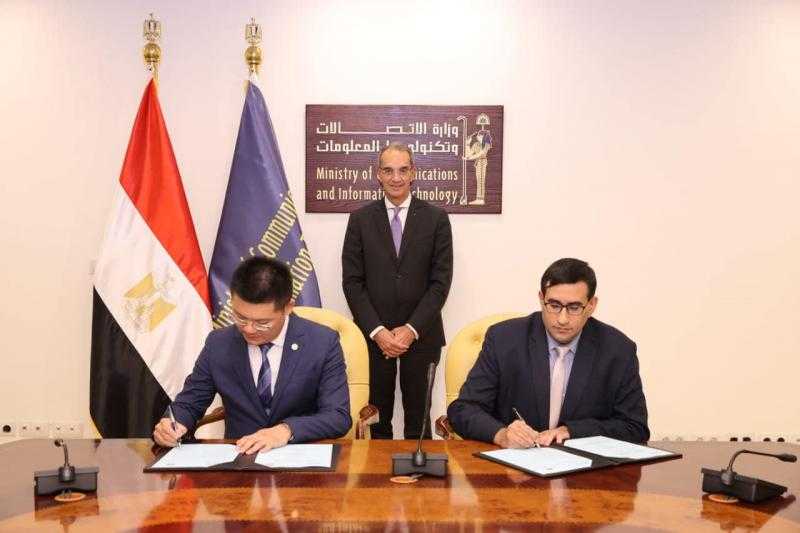 توقيع بروتوكولي تعاون بين ”القومي للاتصالات” وشركة هواوي مصر| صور