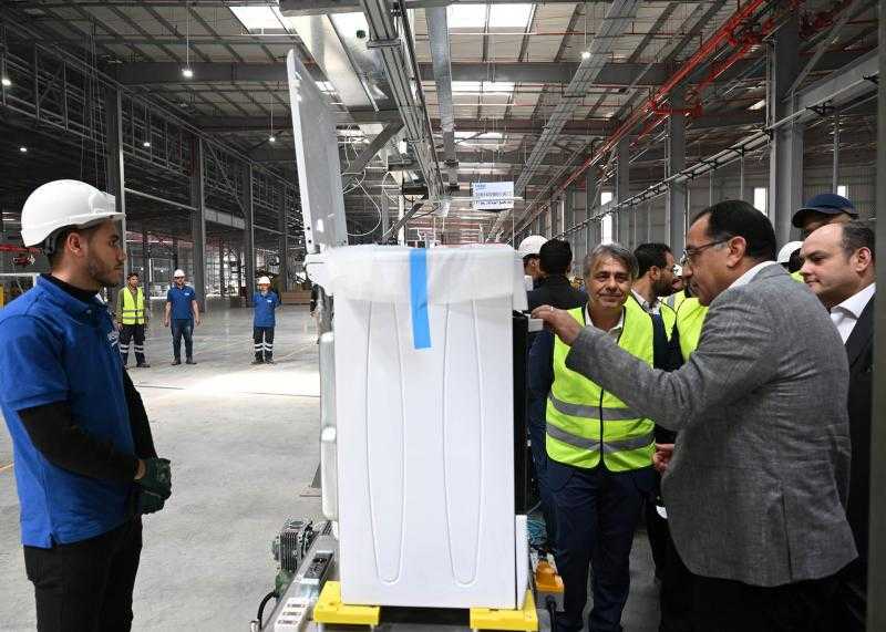 رئيس الوزراء يزور مصنع ”بيكو” باستثمارات تركية تصل إلى 100 مليون دولار| صور